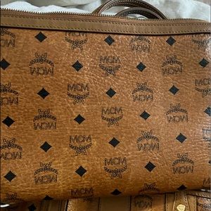 Authentic large MCM BAG WITH CLUTCH INCLUDED FEW BLEMISHES NONE TO BE NOTICED ‼️